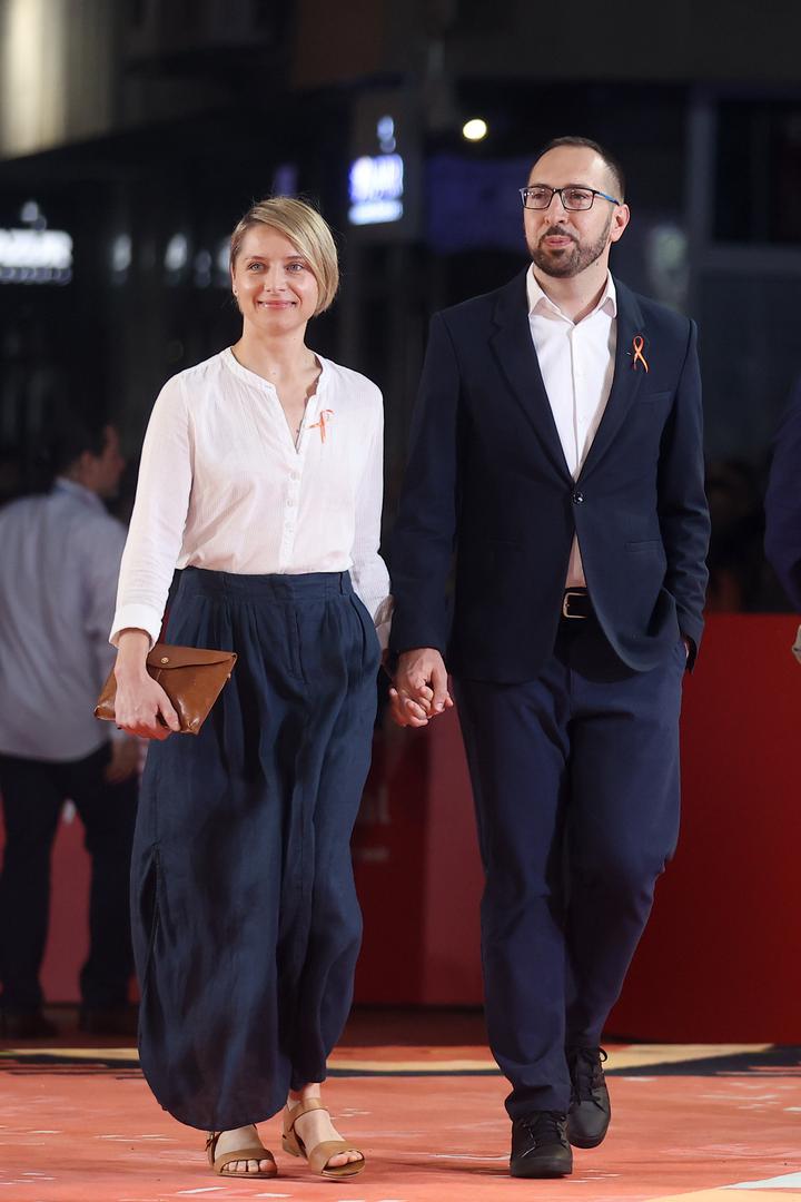 Tomislav ne skriva da je upravo Iva jedna od njegovih najvećih oslonaca i podrški u životu. Iva je diplomirala komparativnu književnost i fonetiku, a profesionalno se bavi jogom, gdje radi kao instruktorica.