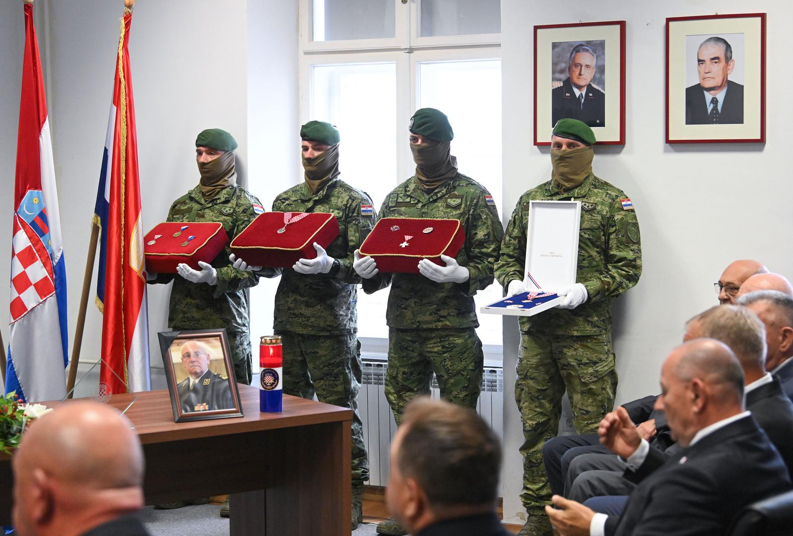 Umirovljeni general Hrvatske vojske Ante Zorislav Roso, sudionik u svim važnijim operacijama Domovinskog rata, rođen je 25. travnja 1952. u Osijeku, a umro je 16. rujna u Francuskoj, gdje je i pokopan.