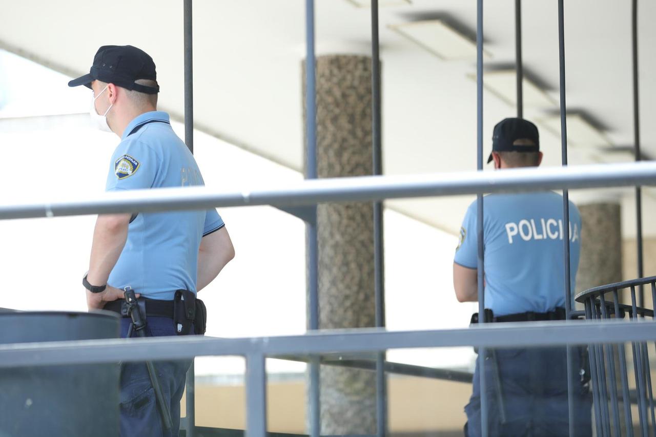 Zagreb: Ispred Gradskog poglavarstva nalazi se nekoliko policijskih vozila
