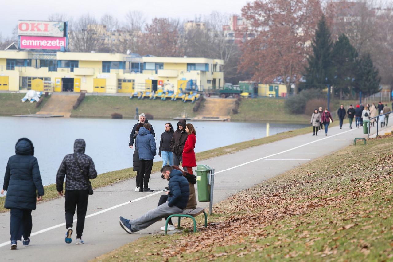 Zagreb: Građani subotnje prijepodne iskoristili za šetnju i rekreaciju na jezeru Jarun