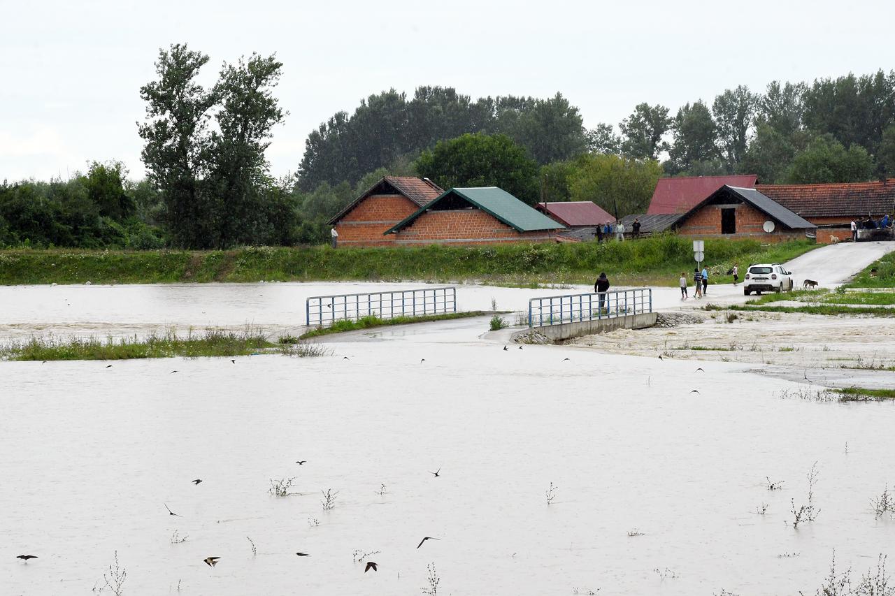 Hrastelnica: Zbog otvaranja preljeva Palanjak kojim voda Save odlazi u Lonjsko polje, zatvorena lokalna cesta 