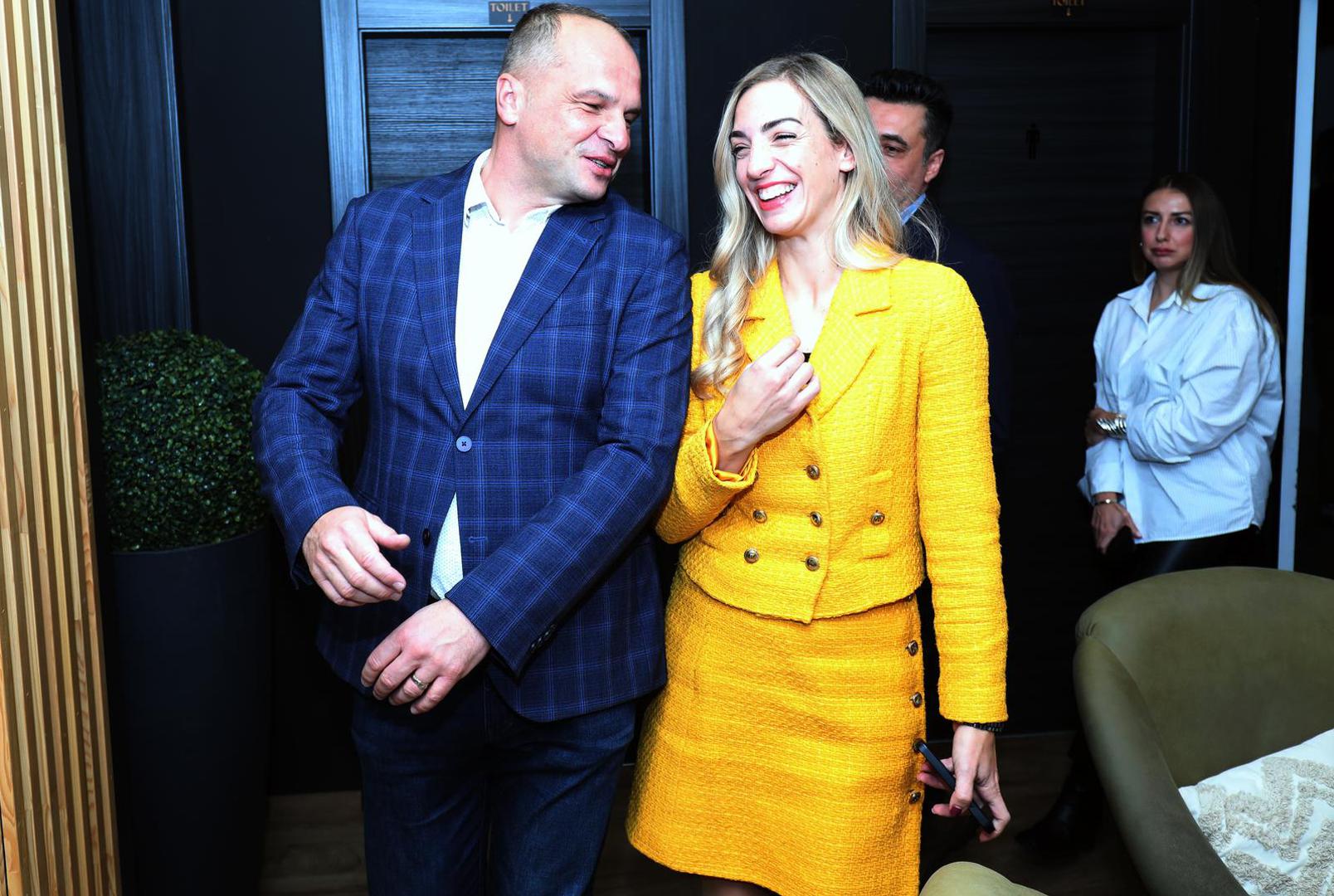 Moderna je političarka s jasno izraženim sustavom vrijednosti, pa se nije dala smesti i nije ostala dužna odgovor onima koji su pustili u javnost navodno njenu snimku u bikiniju, kao niti onima koji je prozivaju kao jednu od najbogatijih saborskih zastupnica  obzirom da je u imovinsku karticu navela sve što posjeduju ona i njen suprug poduzetnik. U jednom je intervjuu za sebe rekla da je njen javni nastup u kojem ne ustupa nikome, pa je neki smatraju bahatom, njen obrambeni mehanizam.
