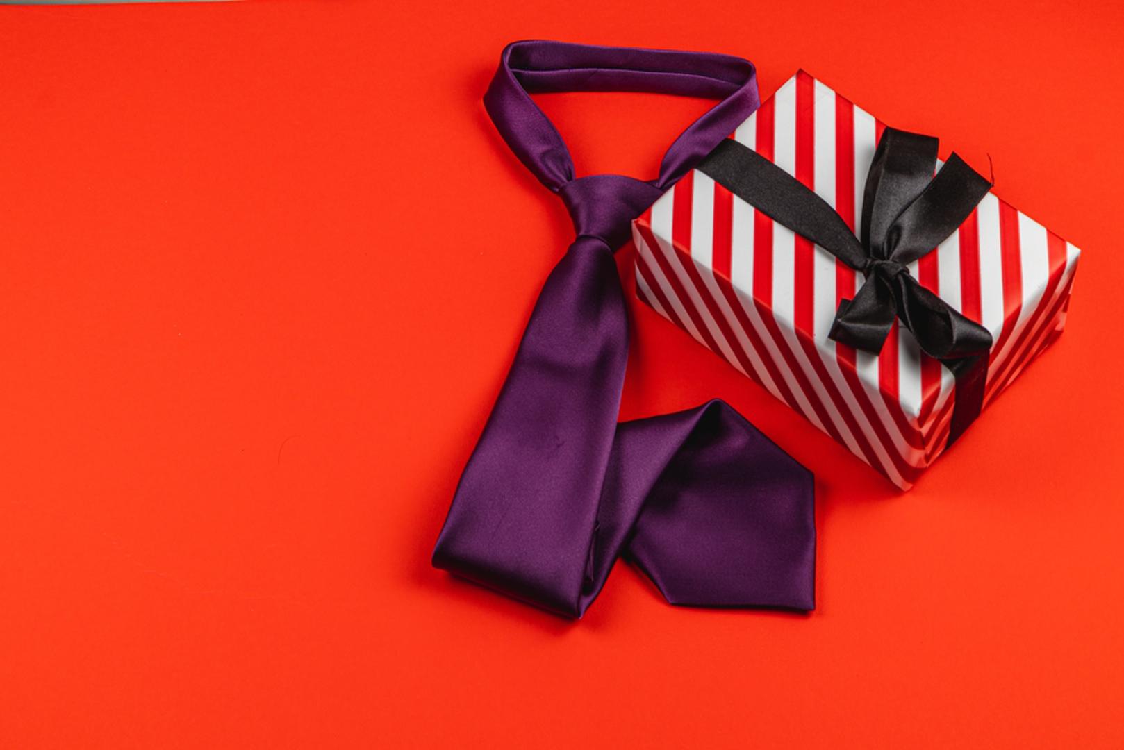 Kravata: Kravata je jedan od najslavnijih hrvatskih izvoznih simbola i dar koji izgleda svečano bez puno filozofije. Odlična je za osobe koje nose odijela, ali i za one koji vole detalje uz košulju ili sako. Birajte modele s decentnim uzorkom, kvalitetnom svilenom izradom ili modernim bojama da ne ostane samo 'za posebne prilike'.