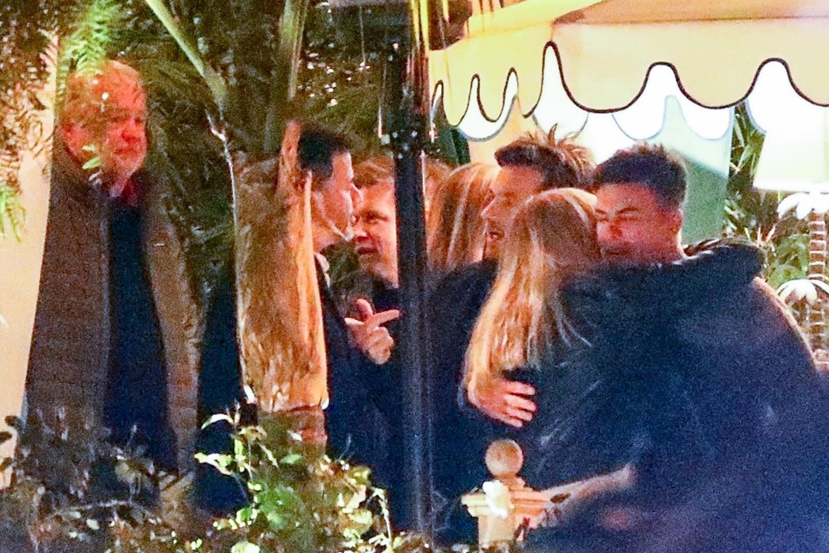 Tu večer Jennifer je bila na večeri s voditeljem Jimmyjem Kimmelom, glumcem Jasonom Batemanom i redateljem Willom Speckom koji ju je na izlasku zagrlio i poljubio. Ni Jennifer ni Will nisu htjeli komentirati je li se možda njihovo prijateljstvo pretvorilo u ljubav.