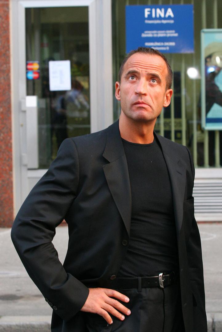 S pištoljem uperenim u voditeljicu poslovnice, zatražili su novac. U strahu za svoj život, predala im je vreću u kojoj je bilo više od dva milijuna kuna.