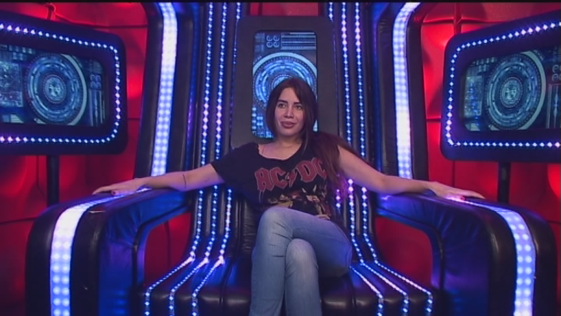 Obje su rođene u Rijeci, a kada su ušle u popularni show, živjele su u Zagrebu. Tada su se bavile manekenstvom i modelingom.