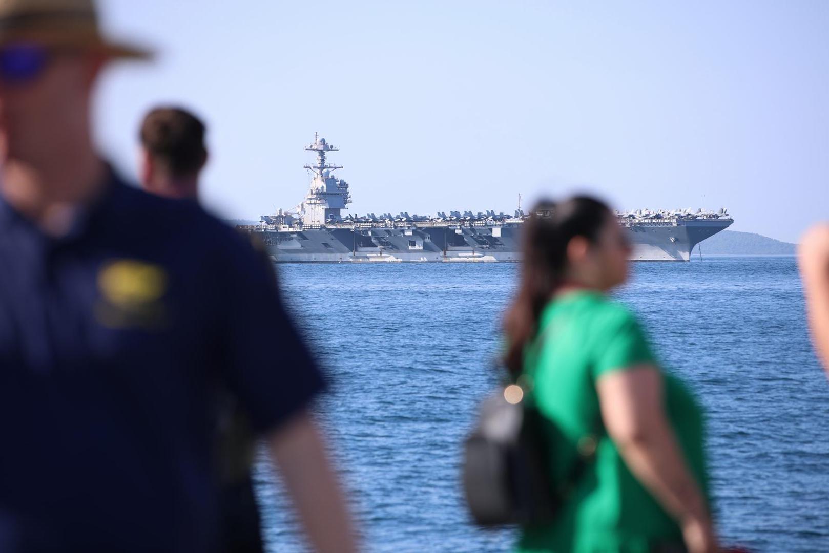 26.06.2023.,Split - Ponos americke mornarice, najmoderniji nosac zrakoplova na nuklearni pogon "USS Gerald R. Ford" uplovio je jutros u Split.Golemi brod, koji privlaci poglede Splicana i turista, najveci je ratni brod u povijesti. Dugacak je više od 330, a visok 76 metara, poput solidnog nebodera, s 25 paluba. Gradnja je stajala 12,8 milijardi dolara, a jos je 4,7 milijardi utroseno za istrazivanje i razvoj. Moze nositi 75 zrakoplova. Posadu, ukljucujuci zrakoplovno osoblje, cini 4500 ljudi. Photo: Zvonimir Barisin/PIXSELL