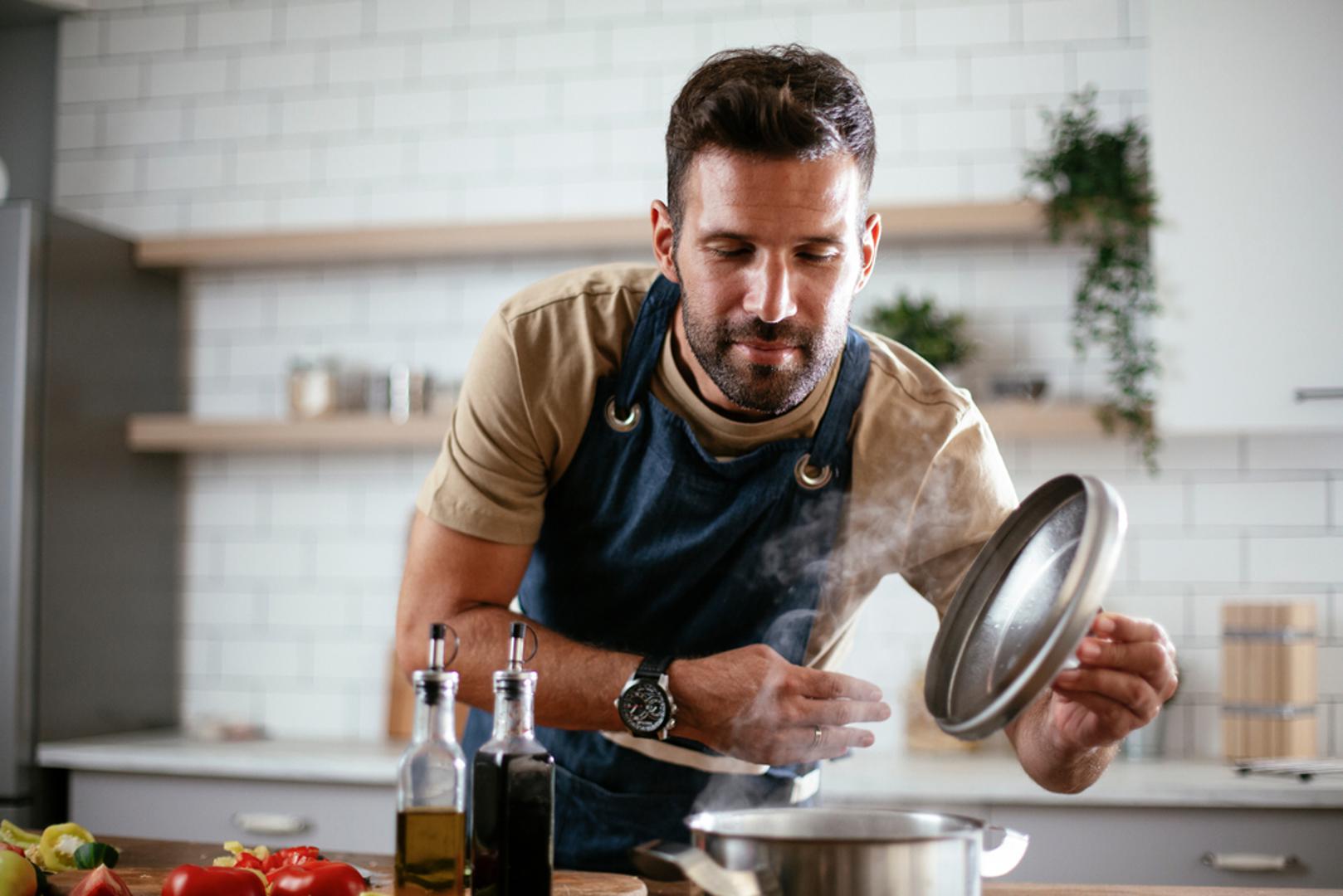 Lav – Kreativni chef s dozom luksuza: Lavovi vole impresionirati, pa im je i kuhanje prilika da zablistaju. Njihova jela su maštovita, hrabra i često inspirirana egzotičnim kuhinjama. Lav će rado prirediti gurmansku večeru za prijatelje, servirajući spektakularna jela koja se pamte.