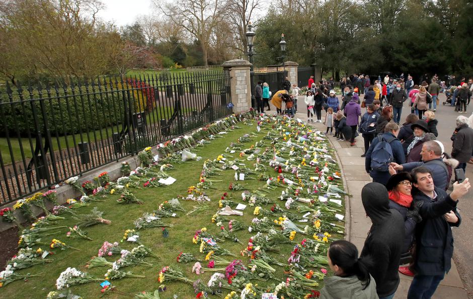Građani ostavljaju cvijeće za preminulog princa Philipa