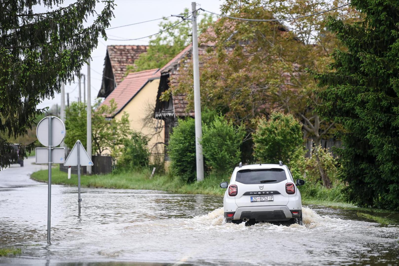 18.05.2023., Stari brod - Rijeka Kupa je na povjesnoj razini i neke ceste uz Kupu su zatvorene. Photo: Igor Soban/PIXSELL