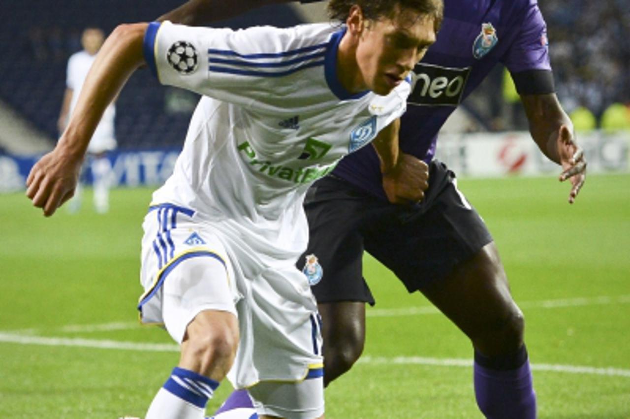 'FC Porto\'s forward Silvestre Varela (R) vies with Dynamo Kiev\'s midfielder Denys Garmash (L) during the UEFA Champions league football match Porto vs Dynamo Kiev on October 24, 2012 at the Dragao s