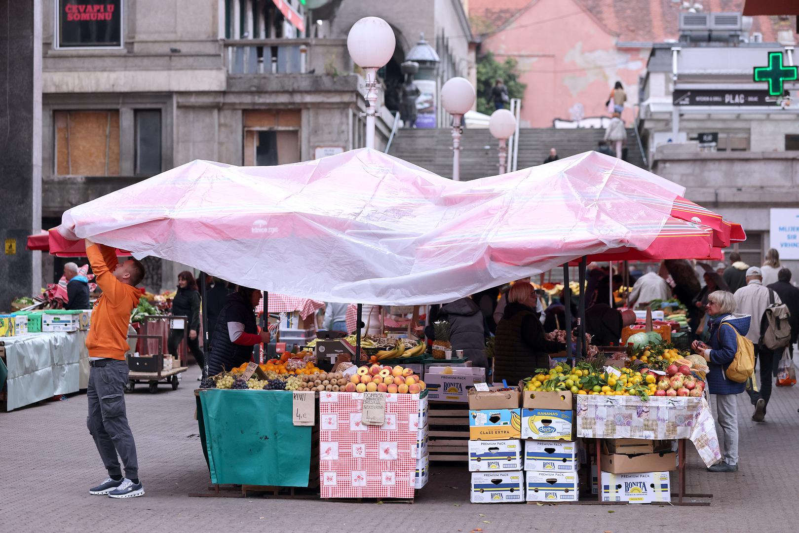 Najavljeno pogoršanje vremena stiglo je u Zagreb. Višetjedno sunčano razdoblje konačno je završilo, a s njime i bablje ljeto s temperaturama koje su dosezale do 25 stupnjeva. 