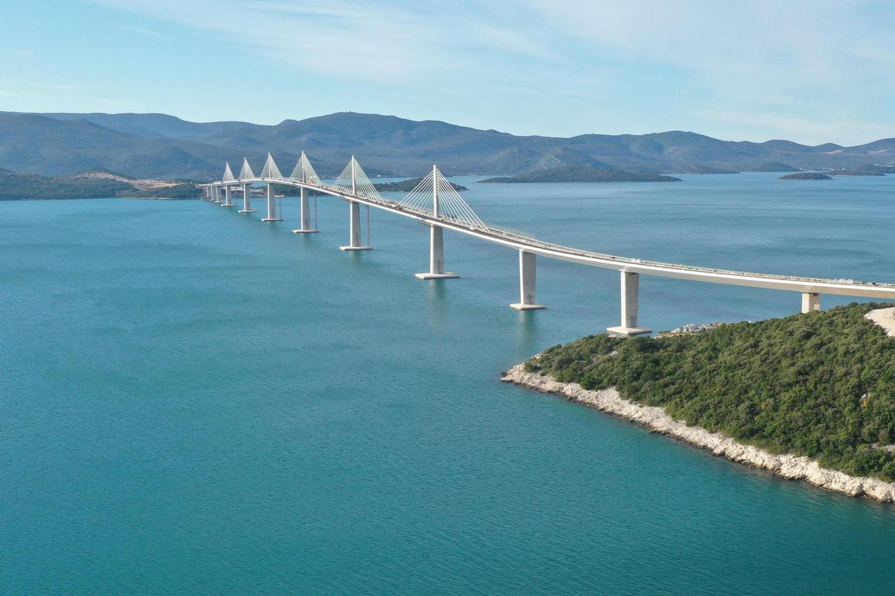 Pogled iz zraka na gradilišta pristupnih cesta za Pelješki most