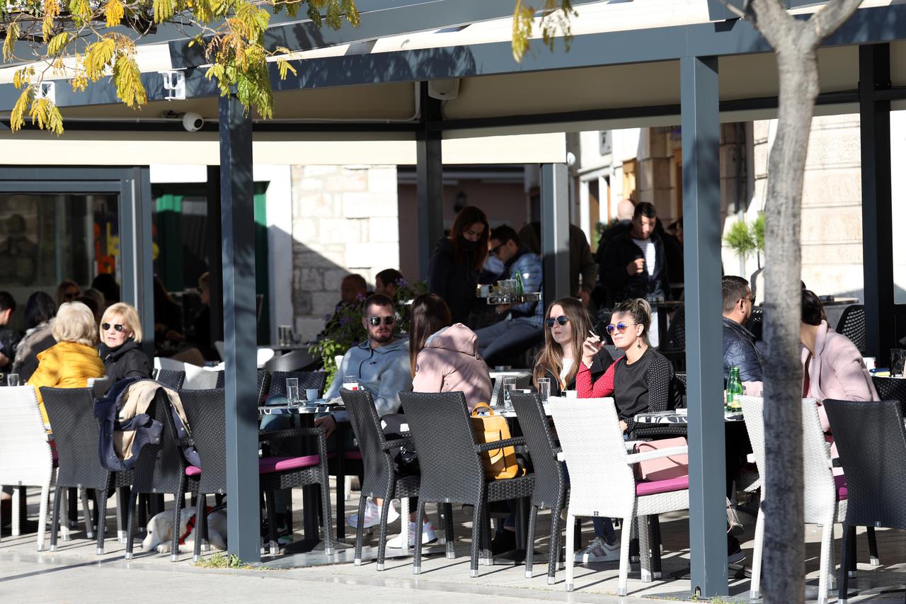 Šibenik: Terase kafića pune posljednji dan prije provedbe odluke Vlade i Stožera o zabrani rada