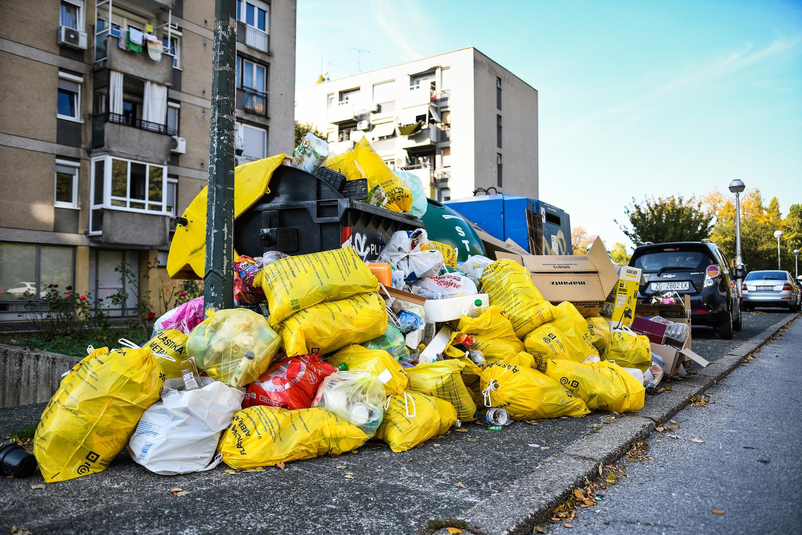 Otkad se odvoz otpada obavlja dva puta tjedno, a ne tri, građani nemaju kamo odlagati smeće pa vreće ostavljaju kraj kontejnera.