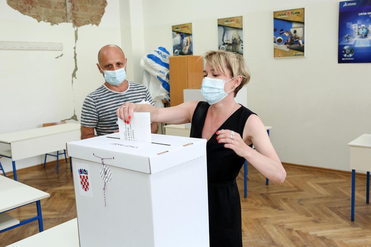 Zagreb: Mile Kekin sa suprugom Ivanom glasovao na parlamentarnim izborima