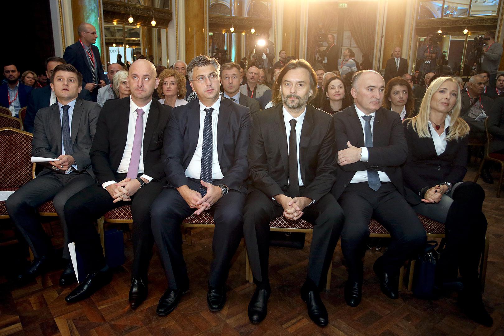 Ministar financija Zdravko Marić, ministar poljoprivrede Tomislav Tolušić, premijer Andrej Plenković, glavni urednik Večernjeg lista Dražen Klarić, predstavnik vlasnika Styrije u Hrvatskoj Ivan Tolj i predsjednica Uprave Večernjeg lista Andrea Borošić