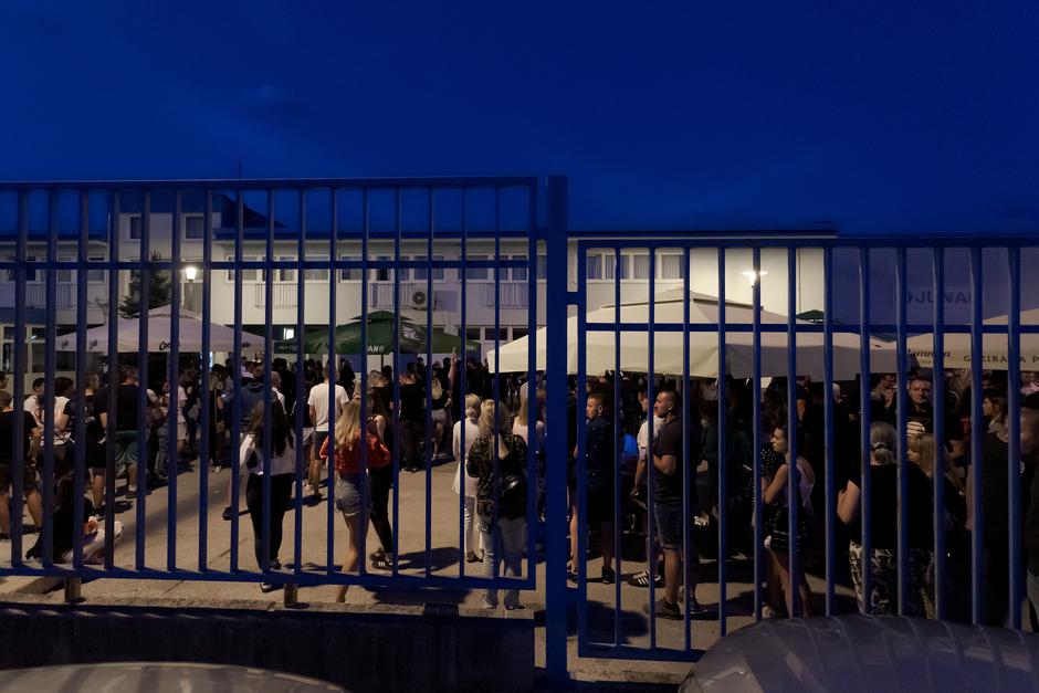 Split: Obožavatelji Thompsona prije koncerta čekali u redu na testiranje od 10 kuna
