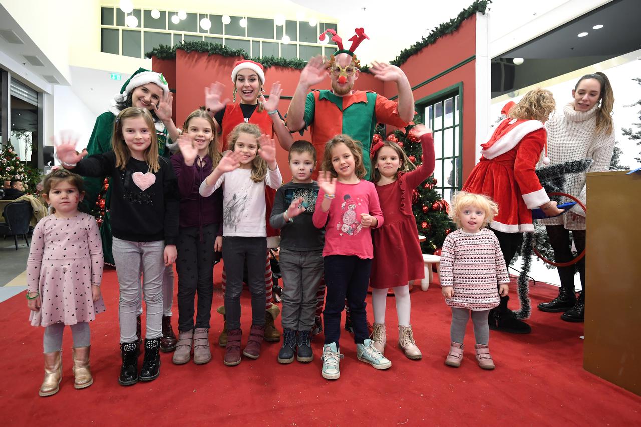 U Arena Centru djeca izrađivala ukrase za borove, igrala se, pjevala Zvončiće i veselo plesala u Božićnom kutku Večernjeg lista
