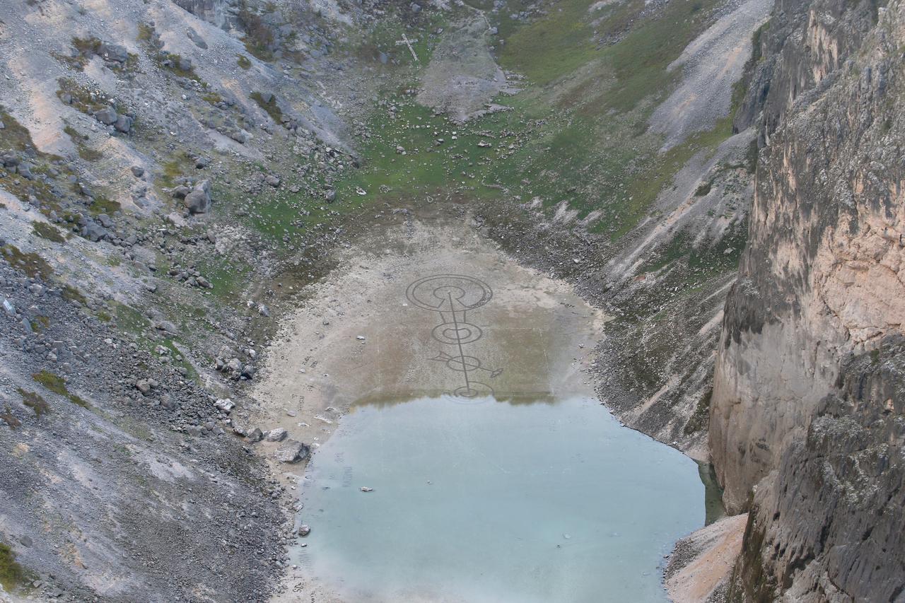Imotski: Ocrtani krugovi na dnu Modrog jezera