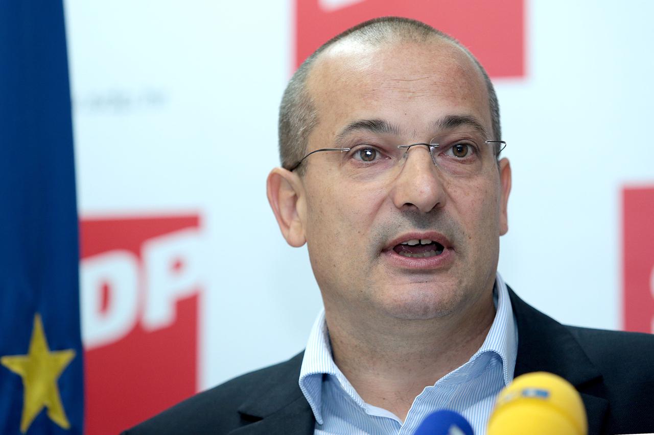 03.10.2016., Zagreb - Konferencijom za medije odrzanoj u sjedistu SDP-a Orsat Miljenic je poceo kampanju za predsjednika stranke. Photo: Patrik Macek/PIXSELL