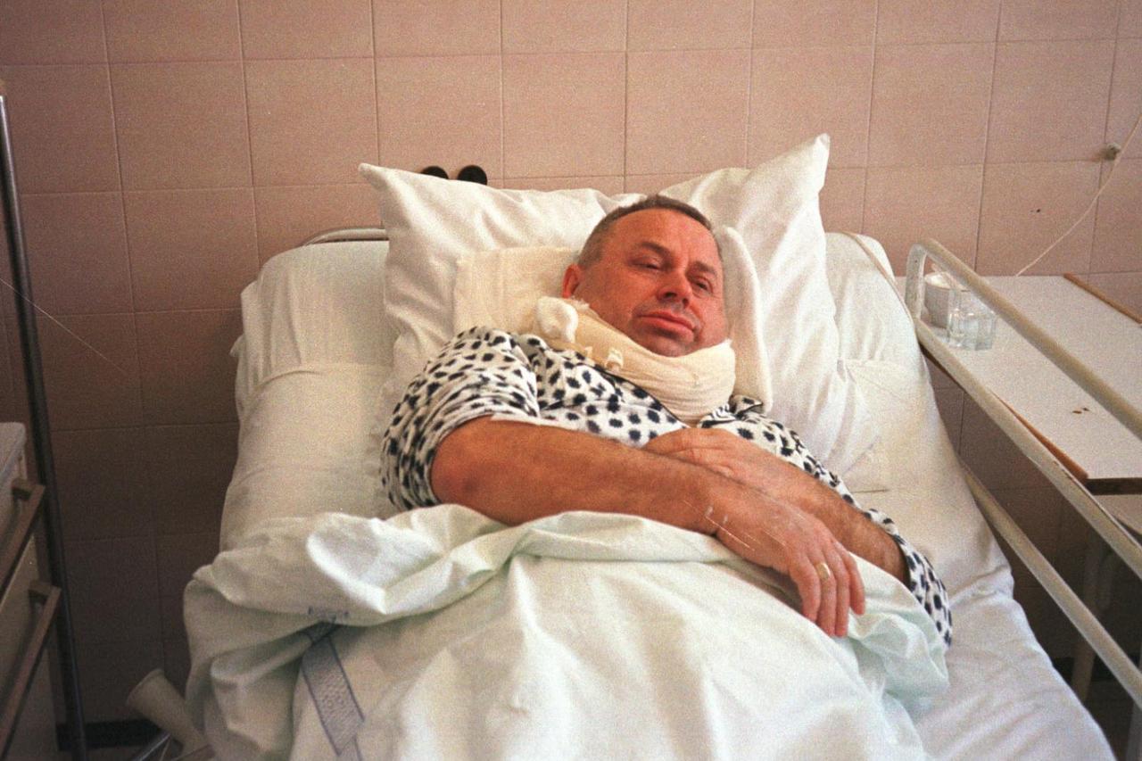 Počinitelji, čiji identitet nikada nije otkriven, iz jurećeg vozila pucali su u Dedića pogodivši ga u vrat. On je tvrdio da su ga ukupno sedam puta pokušali ubiti