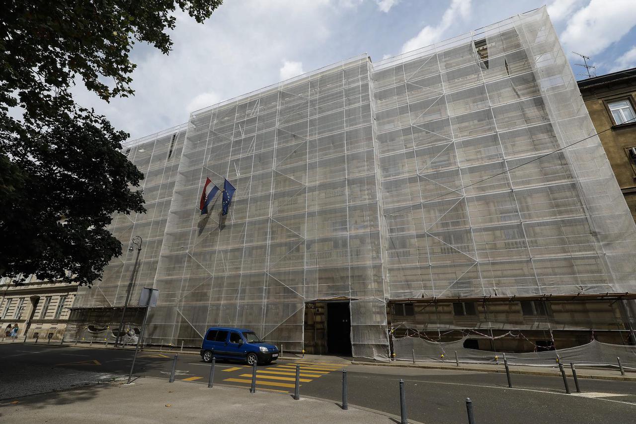 Zagreb: Zgrada Vrhovnog suda RH na Zrinjevcu već je duže vrijeme pokrivena skelama 