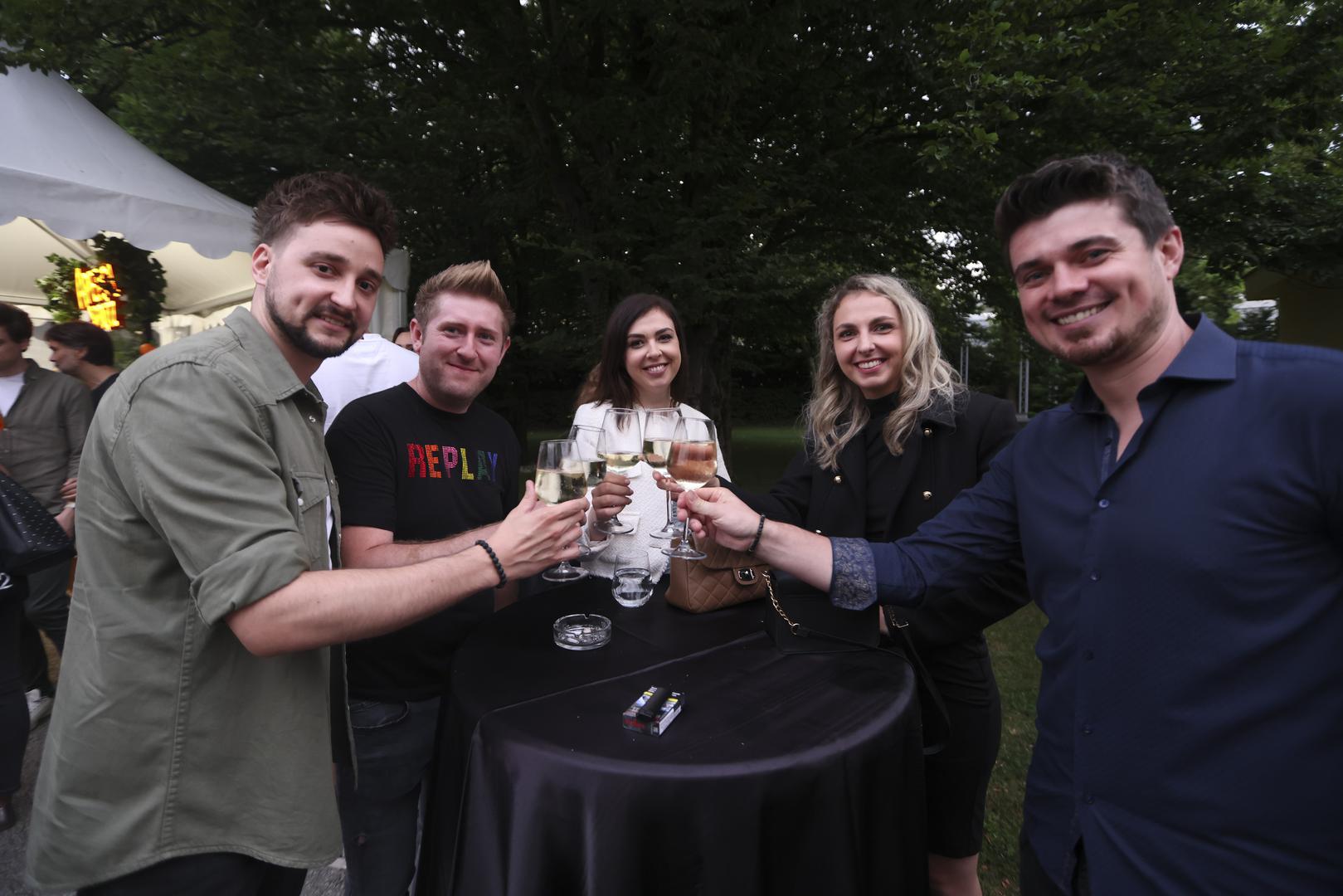 Oduševljeni onim što su čuli i vidjeli bile su i mlađe kolege, već spomenute Mia Dimšić i Minea, Ivan Huljić, Matija Cvek, Alen Đuras, članovi grupe Tragovi, Alen Bičević te brojni poznati kojima je ovo predstavljanje bila najbolja pozivnica za Sergejev koncert u Lisinskom 21., 22. i 23. listopada.