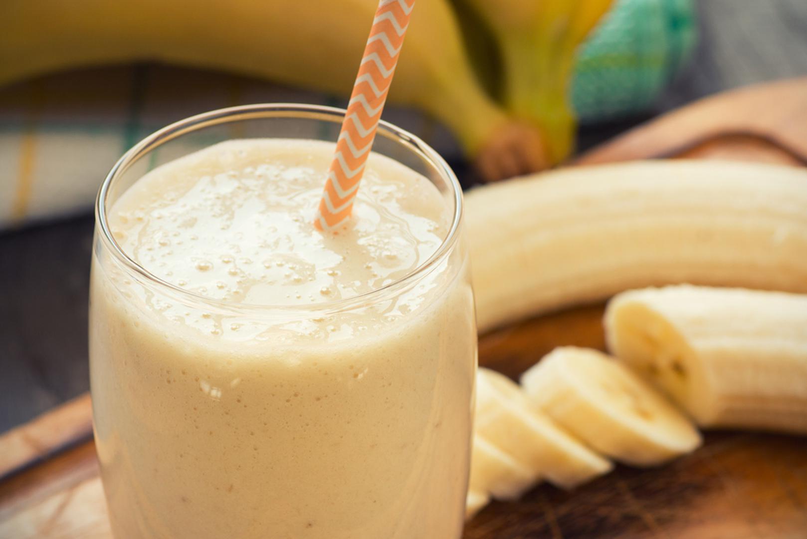 Smoothie od banane: Prezrele banane posebno su dobre za smoothie jer napitku daju prirodnu slatkoću i gustu, kremastu teksturu. Pomiješajte ih s mlijekom ili biljnim napitkom, zobenim pahuljicama i drugim voćem, a možete dodati i kakao, cimet ili maslac od orašastih plodova. Zamrznuta banana smoothie će dodatno rashladiti i učiniti ga poput milkshakea.