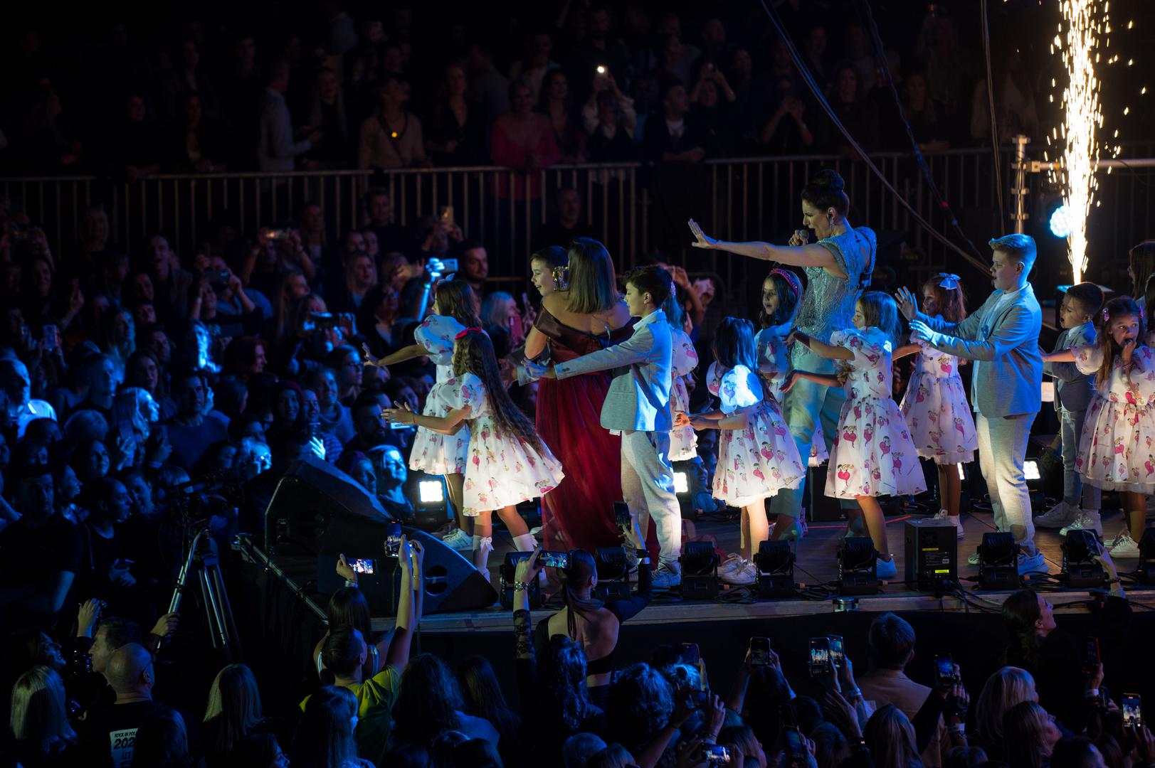 Prepuna zagrebačka Arena orila se uz stihove Dajem ti srce, Krivi ljudi, Malo mi za sriću triba, Zemlja i stina, Ni riči,... Na repertoaru se našao i najnoviji hit Sve smo mogli imat... Neki iz publike su zaslužili i posebne pohvale vidno raspoložene Doris.  