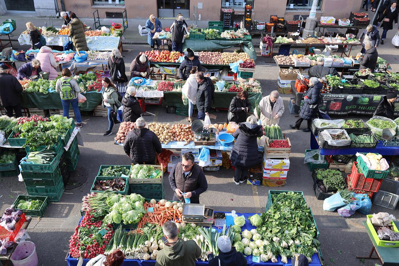 Zagreb: Unatoč vjetru koji i dalje puše, na Dolcu puno kupaca