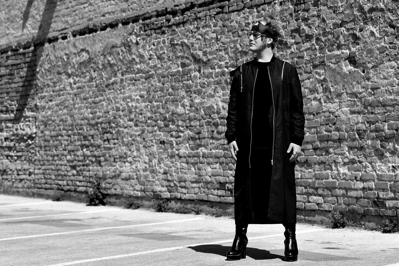 Zagreb: Umjetnik Jurica Pušenjak na probi outfita za nadolazecu izložbu "Heroji" 