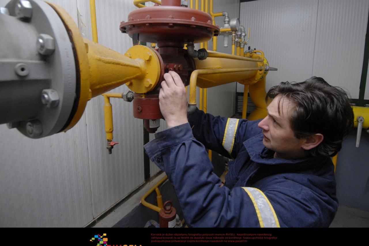 '08.01.2010., Varazdin - Ilustracija o poskupljenju plina u Hrvatskoj. Radnijk Termoplina u plinskoj stanici na Banfici.  Photo: Marko Jurinec/VLM'