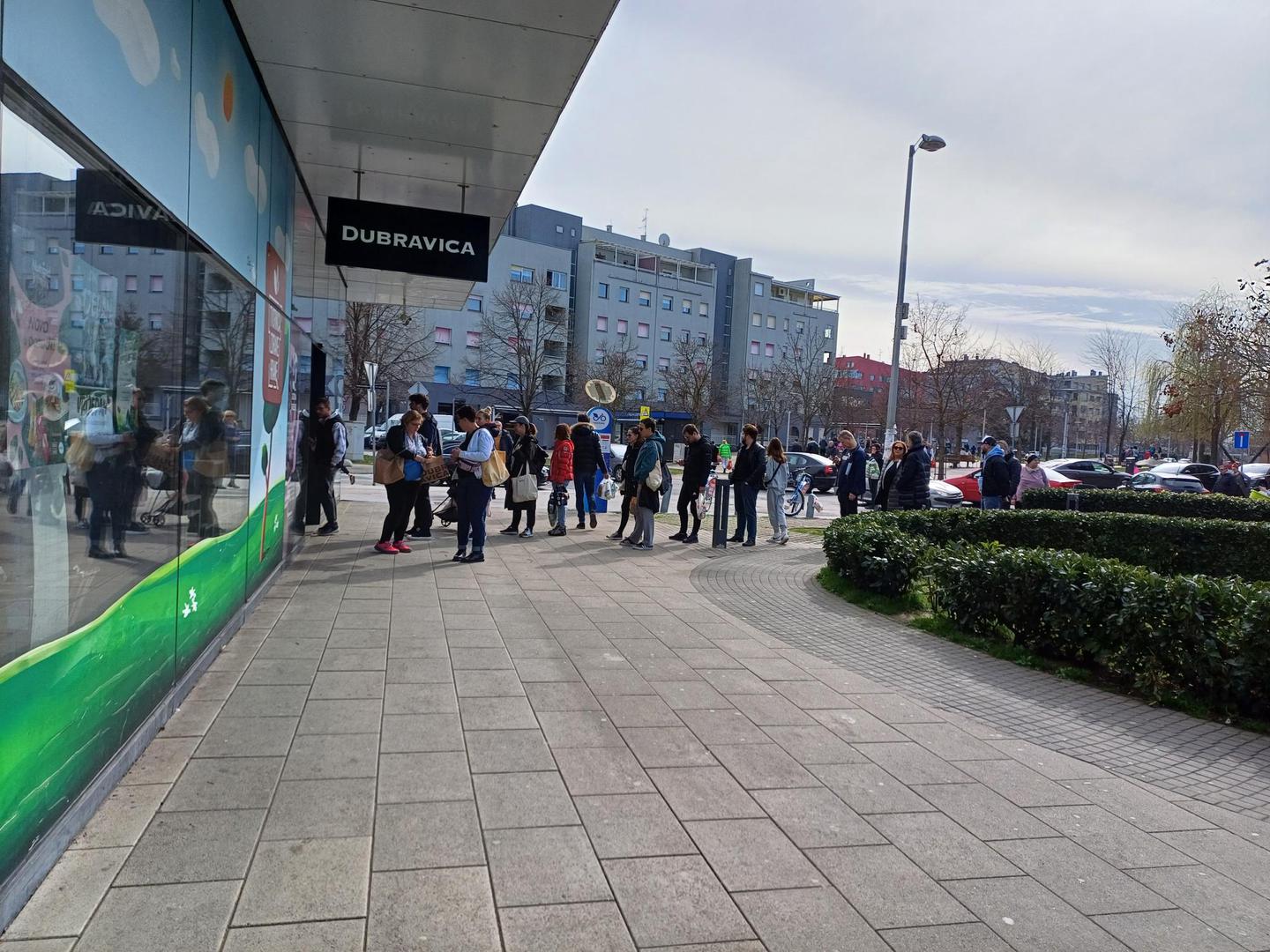 Gužva je i pred Dubravicom. 

