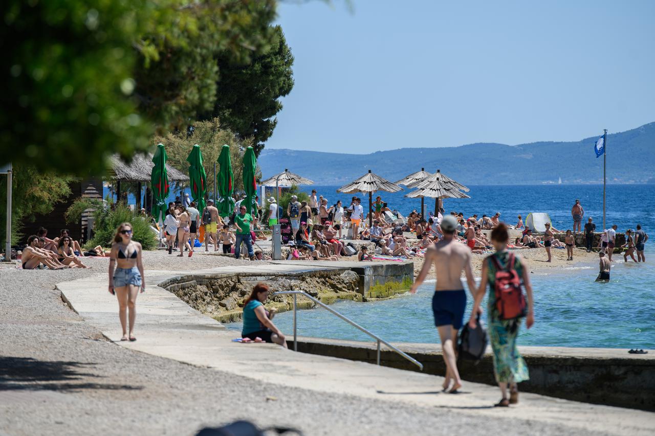 Zadar: Kupači iskoristili sunčan dan na gradskoj plaži Kolovare