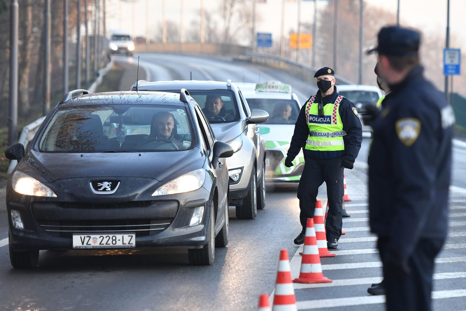 23.12.2020., Varazdin - Policijski sluzbenici kontroliraju E-propusnice na ulazu u Varazdinsku zupaniju.Photo: Vjeran Zganec Rogulja/PIXSELL