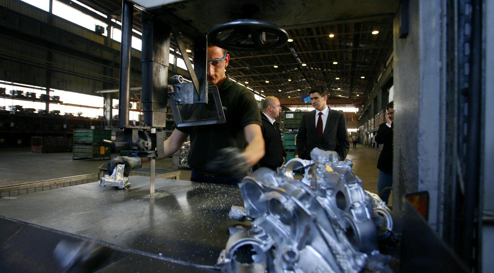 Tada, 2007. na dan koji su s njime proveli reporteri Pixsella, Milanović je u Slavonskom Brodu posjetio tvornicu Đuro Đaković, družio se s lokalnim SDP-ovcima, bio na humanitarnoj utakmici, rukovao se s ljudima na tržnici.. Davao je izjave za medije, a snimili su ga i u njegovom uredu na Iblerovom trgu, u sjedištu SDP-a