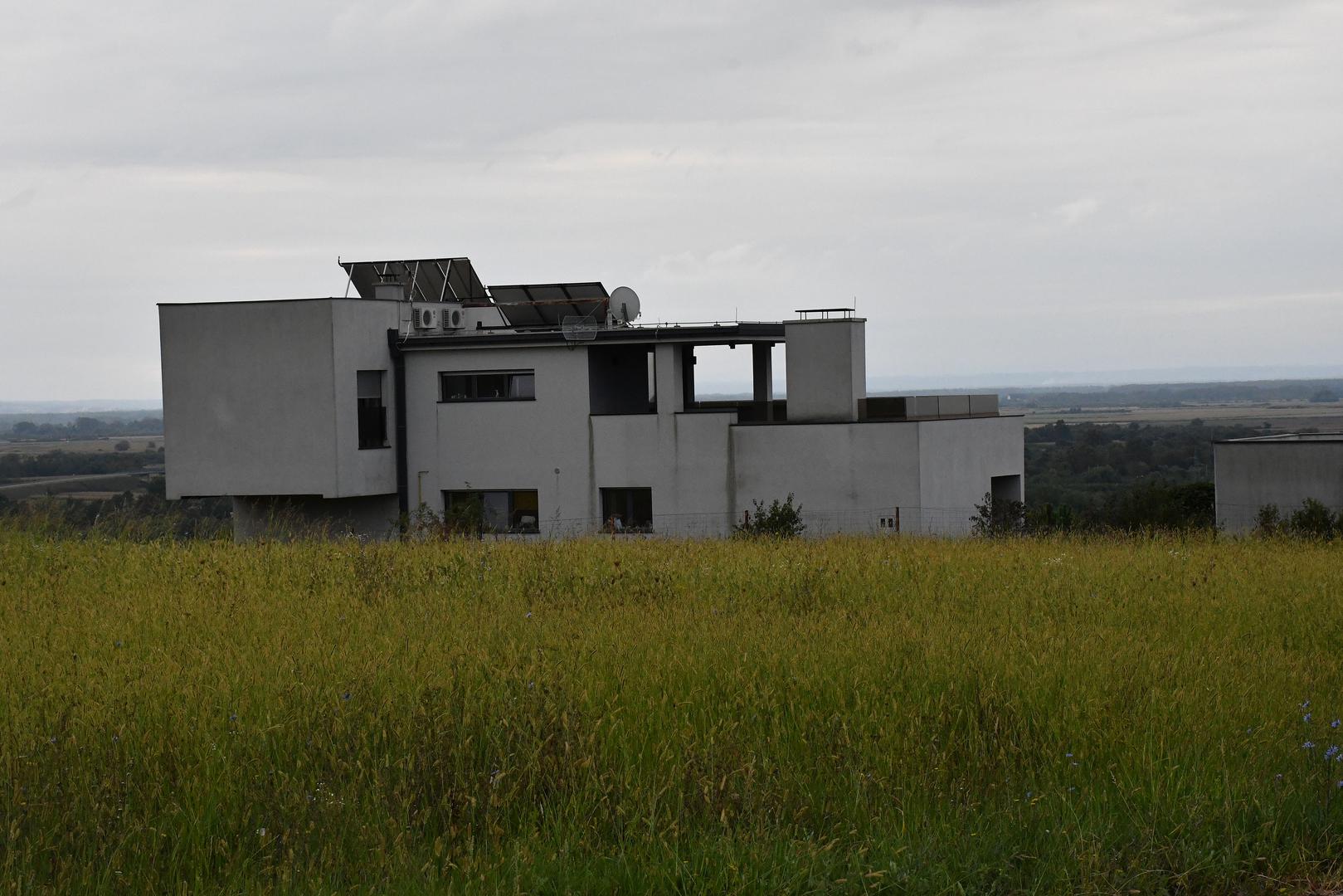 Grgić u Novoj Gradiški ima kuću koja je procijenjena na 199.084 eura. Riječ je o imanju s bazenom. Snimke vile također su se proširile medijima u videu s njegove svadbe.