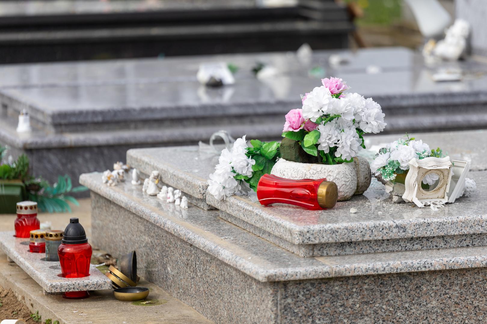 13.03.2024. Erdut - Vandali unistili 30tak grobova na katolickom groblju Photo: Borna jaksic/PIXSELL