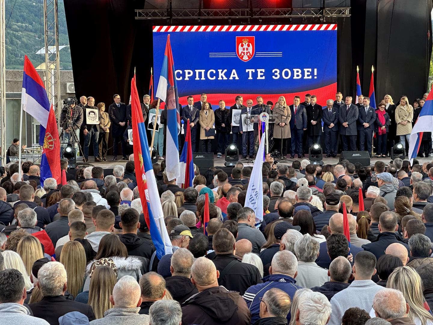 Njegov su poziv bojkotirale oporbene stranke označivši ga kao političku manipulaciju, a miting kao prisilno okupljanje onih koji plaće primaju iz entitetskog proračuna, no to Dodika nije spriječilo da pred okupljenim mnoštvom tvrdi kako su se sada svi ujedinili oko njega.