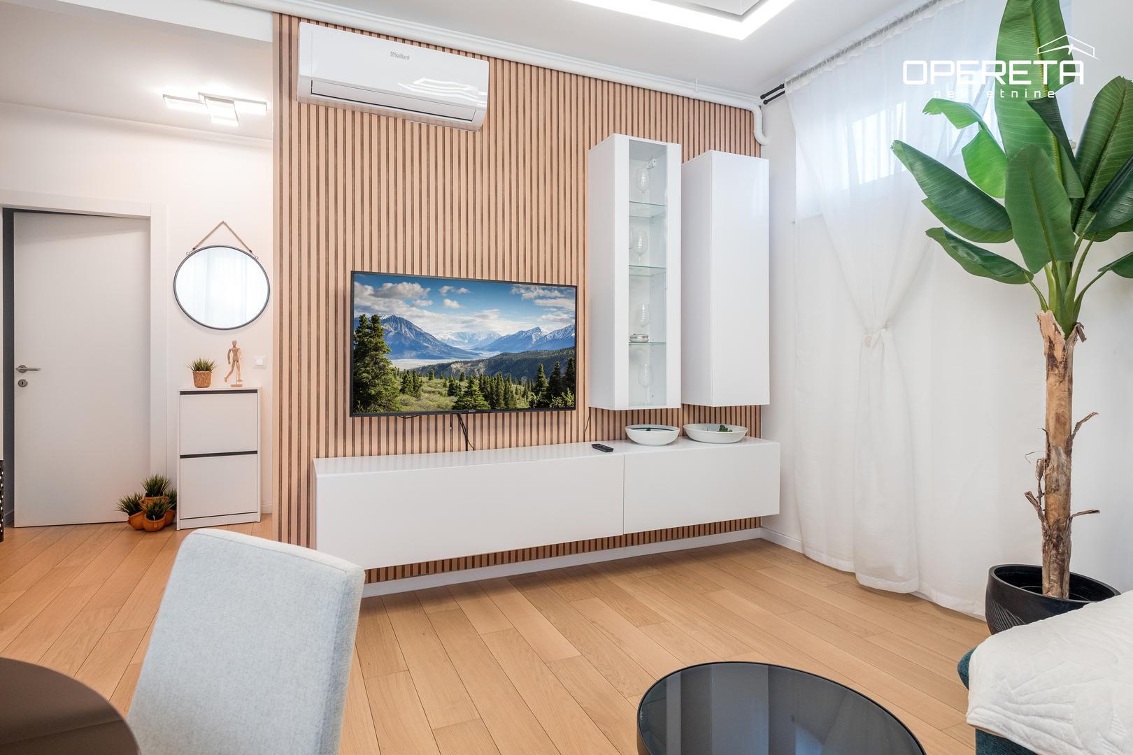 "Iznajmljuje se prekrasno uređen stan na atraktivnoj lokaciji, idealan za miran i kvalitetan život. Stan je moderno opremljen, funkcionalan i vrlo ugodan, a svaki detalj interijera pažljivo je biran kako bi pružio osjećaj topline i doma", stoji u oglasu.