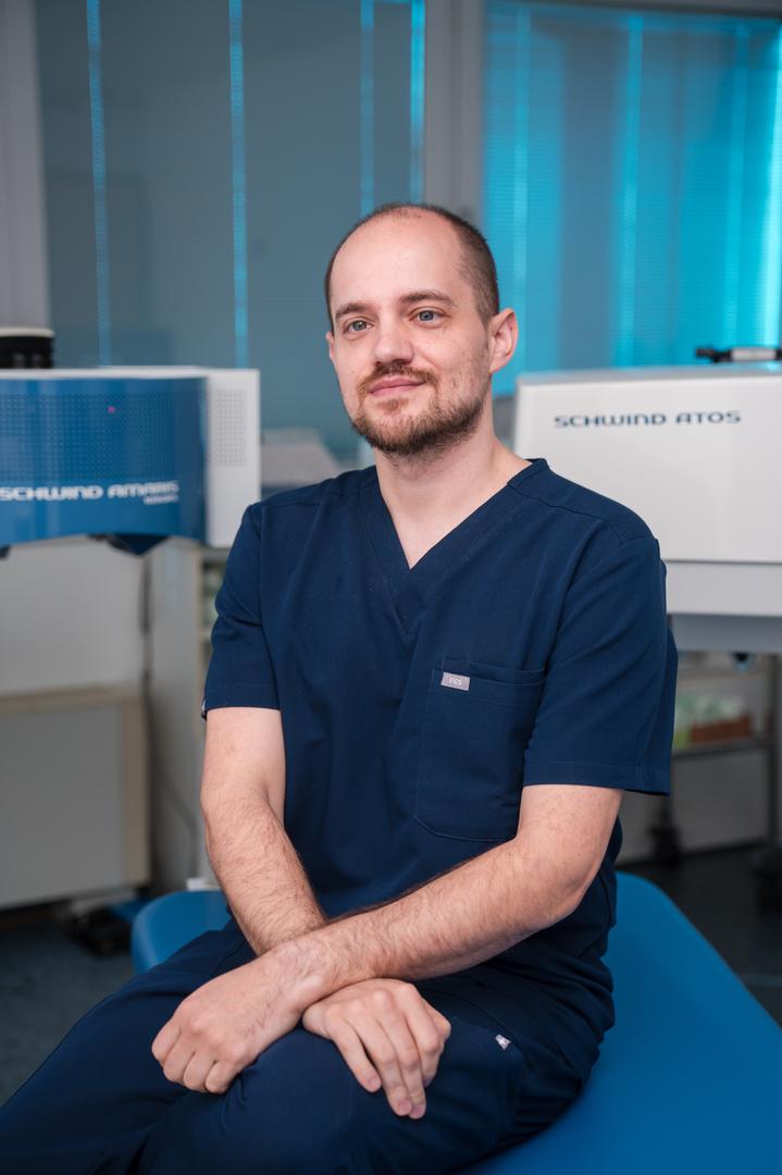 dr. Ivan Gabrić ispred uređaja za 3. generaciju laserskog skidanja dioptrije kompanije Schwind