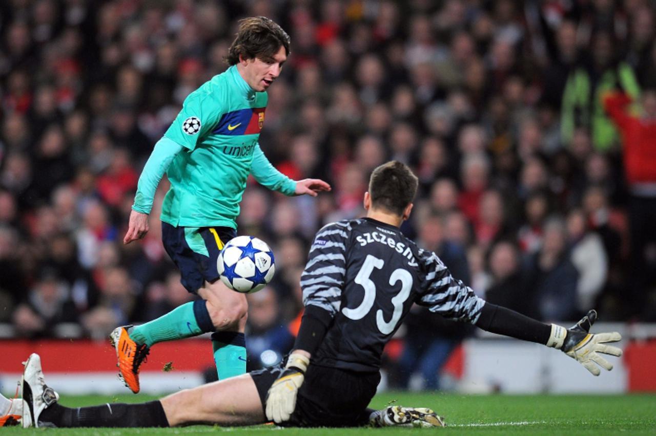 \'Barcelona\'s Argentinian forward Lionel Messi (L) vies with Arsenal\'s Polish goalkeeper Wojciech Szczesny (R) during their Champions League round of 16 first leg football match Arsenal vs FC Barcel
