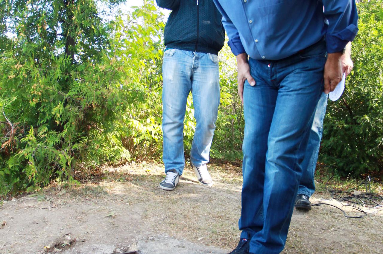 22.08.2013., Zagreb - Gradonacelnik Milan Bandic posjetio je naselje Glavica Gornja gdje je u bunaru pronadjen les Sinise Malcica zbog cega su mjestani ostali bez vode, te je razgovarao s mjestanima o problemima vezanim uz vodovod. Photo: Goran Jakus/PIXS