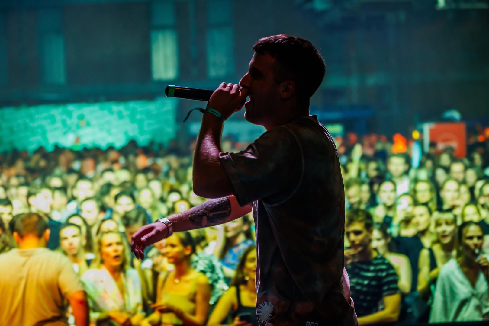 Kriminal, droga, alkohol, raznorazne psovke, prostitucija... Nema toga o čemu se Grše libi repati.