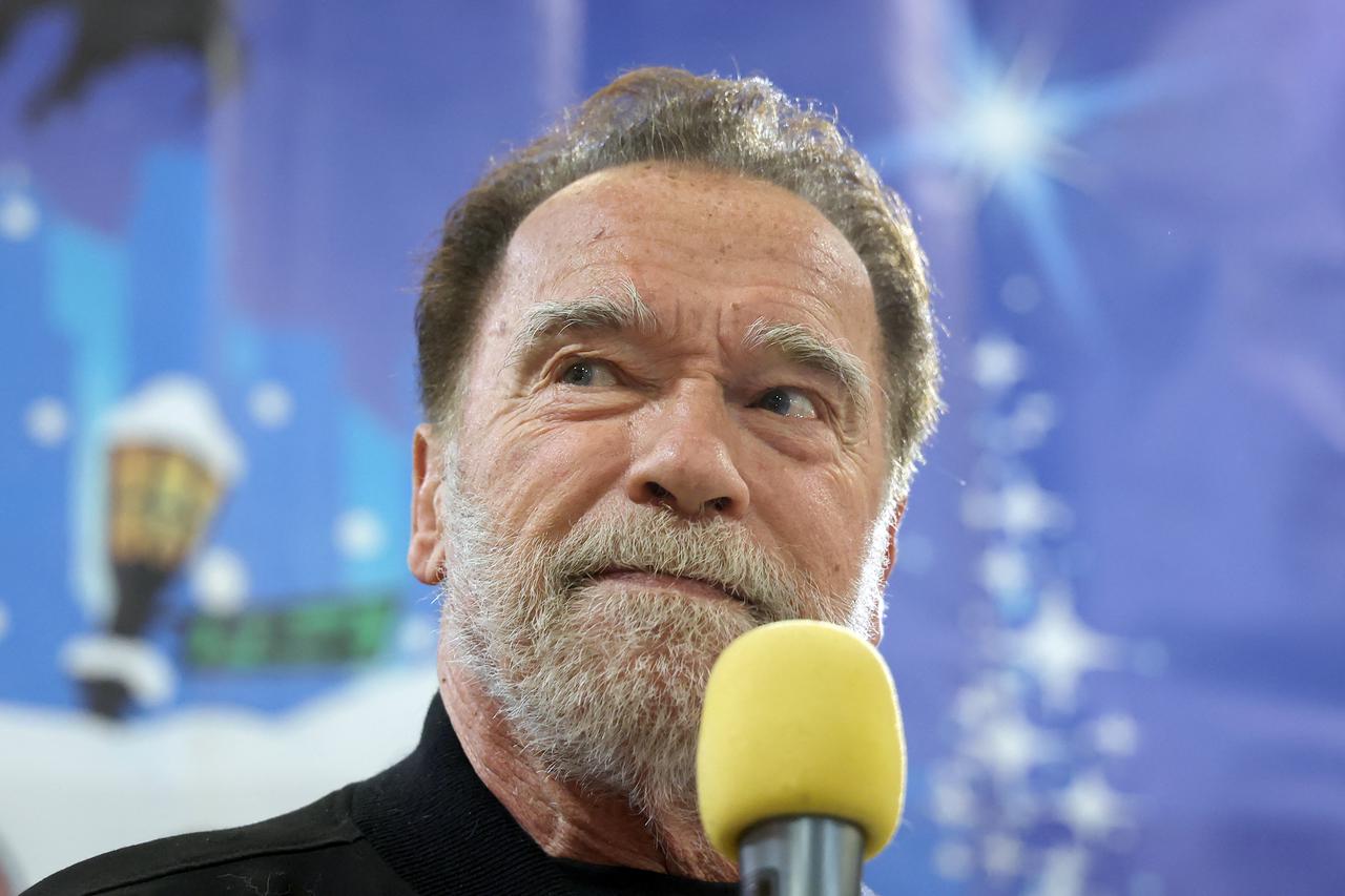 Tom Arnold et Arnold Schwarzenegger participent à l'opération caritative "Turkey Giveaway" au Hollenbeck Youth Center (association pour la jeunesse) à Los Angeles