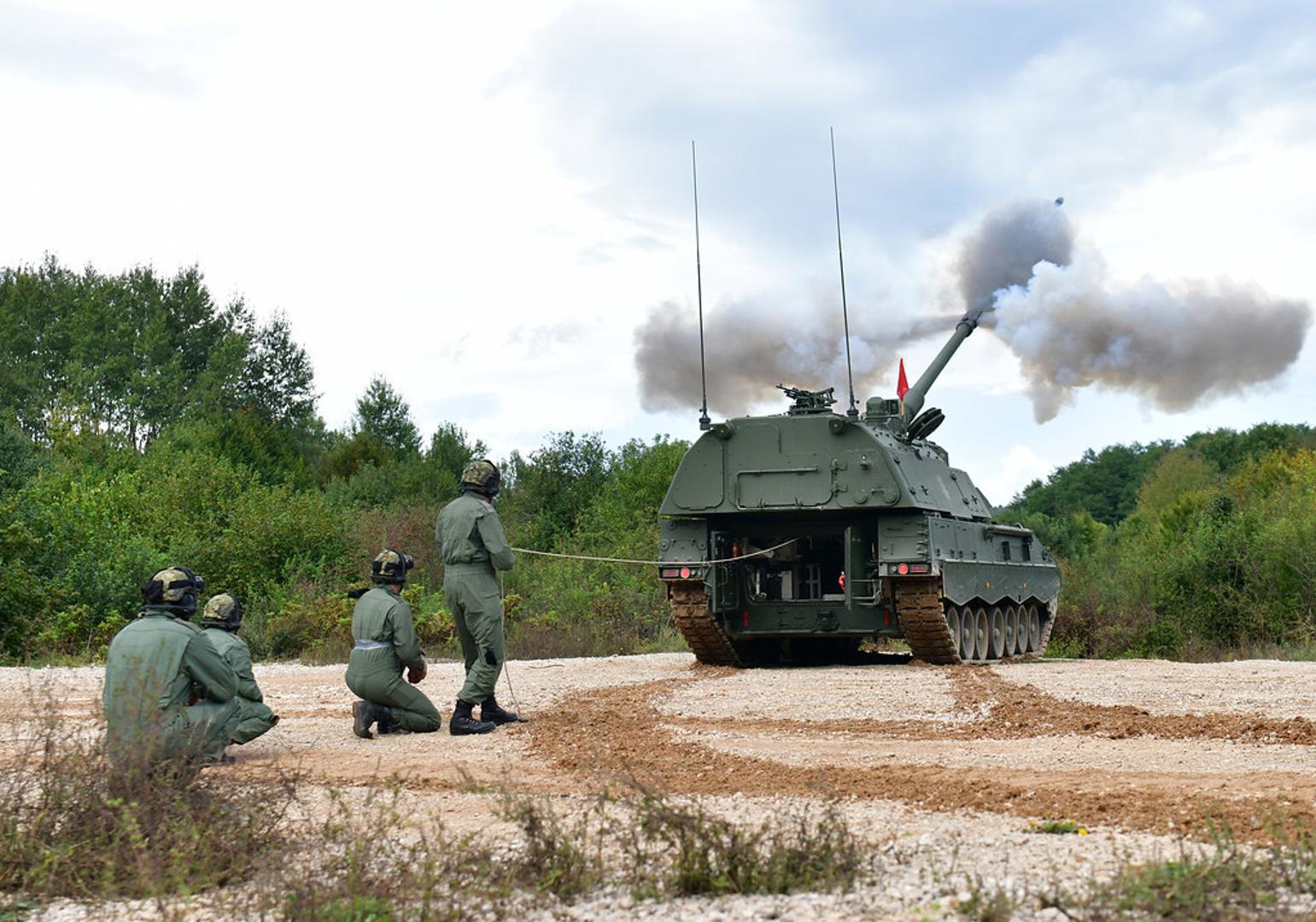 Objasnio je i da domet haubice ovisi o streljivu, a s klasičnim streljivom bez plinskog generatora i raketnog pogona on iznosi 30 kilometara. S plinskim generatorom i raketnim pogonom do 40 kilometara, a u međuvremenu razvijeni su i projektili koji imaju karakteristike raketnog projektila i s njima se ostvaruju dometi do 80 kilometara