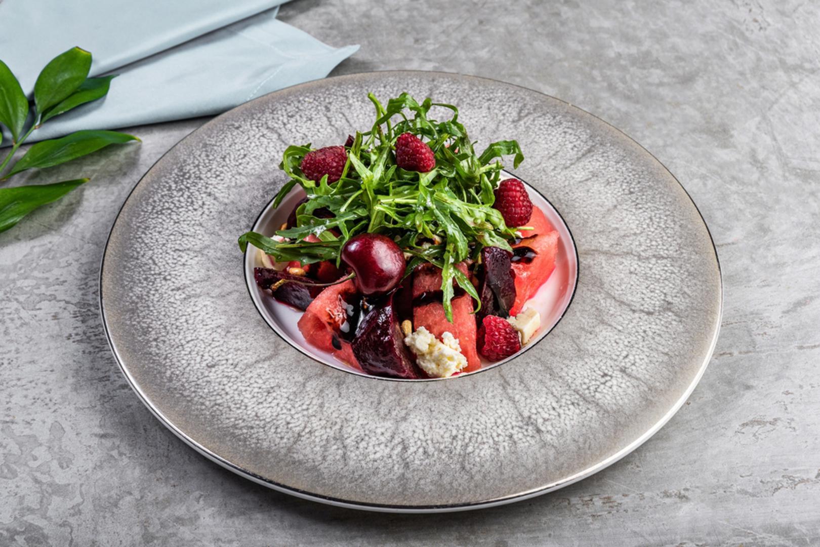 Salata s trešnjama, sirom i orašastim plodovima: Trešnje nisu rezervirane samo za kolače, nego mogu biti odličan dodatak svježim salatama. Lijepo se slažu s rikolom, mladim špinatom, feta sirom ili mozzarellom te orasima, bademima ili pistacijama. Uz malo maslinova ulja i balzamičnog octa dobiva se elegantna, proljetna salata koja može biti predjelo ili lagana večera.