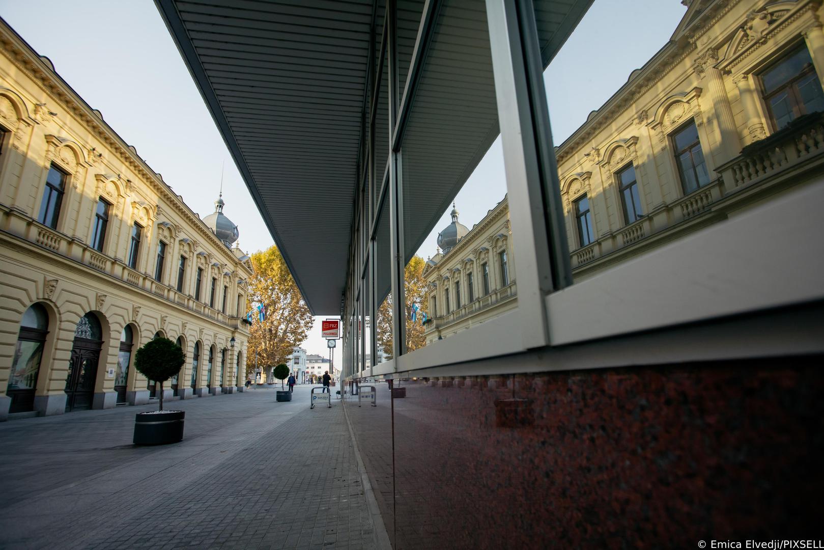 27.10.2021., Vukovar - Vukovar-mjesto posebnog domovinskog pijeteta. Blizi se 30. godisnjica okupacije Vukovara i suzivot se polako vraca u ovaj grad iako su ratne rane jos uvijek prisutne. U samom centru grada vidljivi su kontrasti obnovljenih i neobnovljenih zgrada.