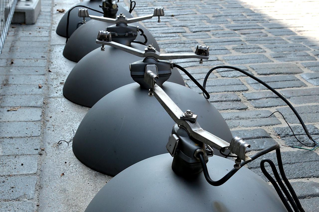  Dva dana prije otvorenja novouredjene Mesnicke ulice pocelo je postavljanje ulicne rasvjete i  ravjete u kolniku. 